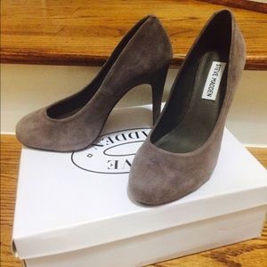 Steve Madden grey suede platform pumps